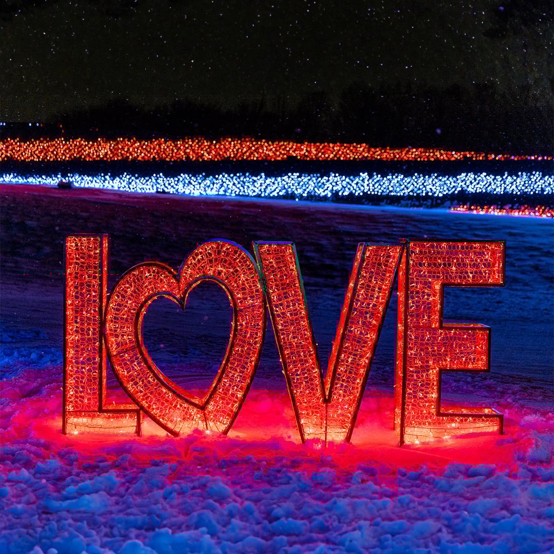 Red 3D Valentine’s Day display with hearts for shopping mall decoration